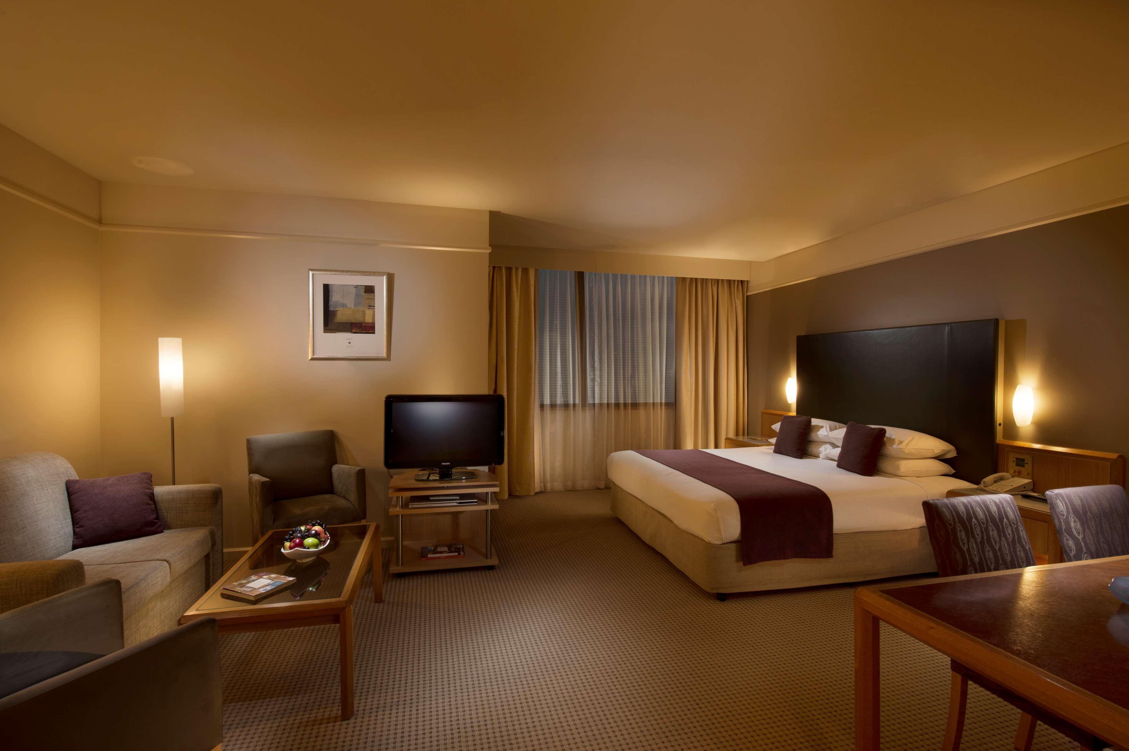 斯坦福德阿德莱德广场酒店 客房 照片 A suite at the Crowne Plaza Hotel, Parramatta, Australia