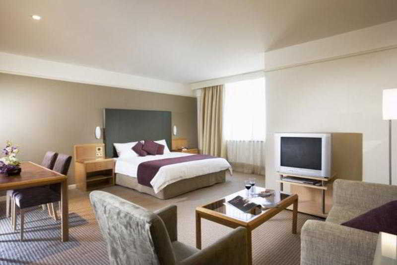 斯坦福德阿德莱德广场酒店 客房 照片 A suite at the Hilton London Heathrow