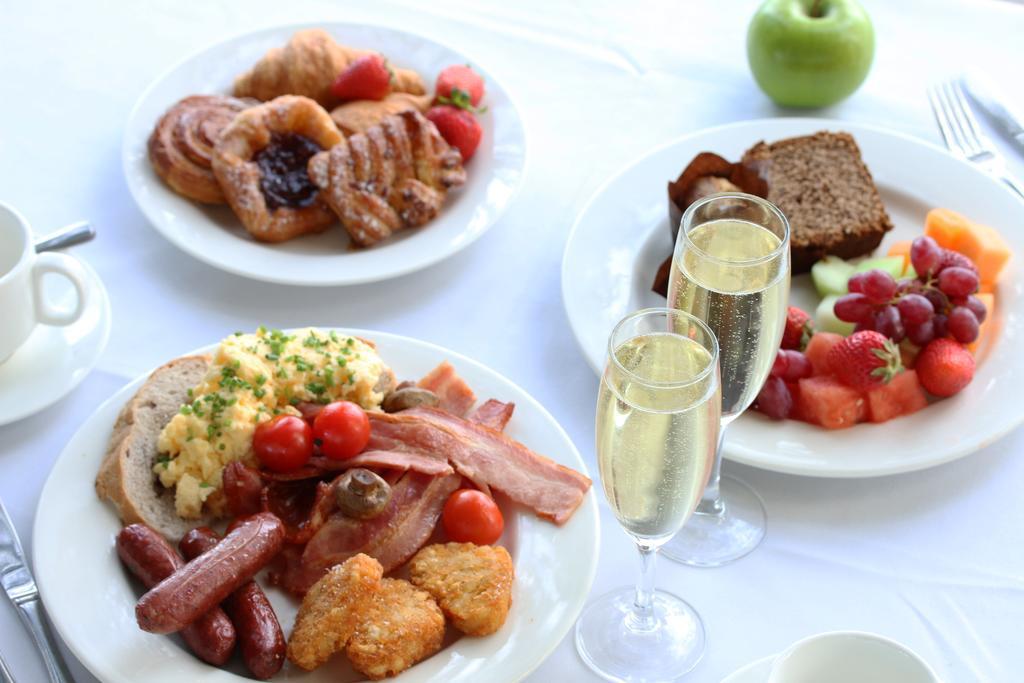 斯坦福德阿德莱德广场酒店 外观 照片 A typical breakfast buffet
